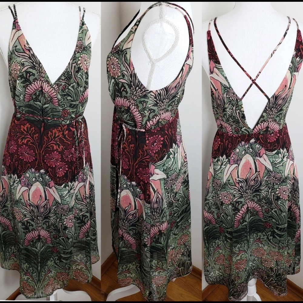 ⬇️⬇️Topshop Strappy Floral Wrap Dress